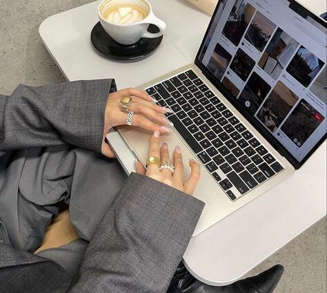 This image shows a women who is working in digital marketing and is focusing on providing the best content to the consumers.